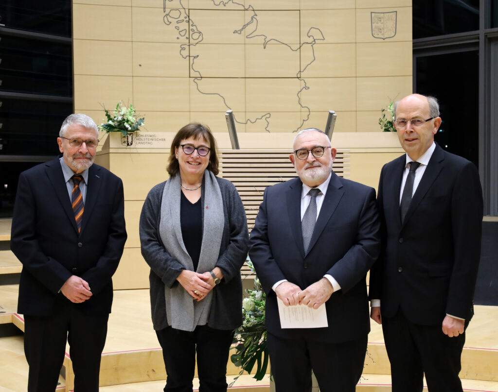 Foto von Prof. Dr. Uwe Danker, Eka von Kalben, Landesrabbiner Dov-Levy Barsilay und Bischof Gothart Magaard im Schleswig-Holsteinischen Landtag.